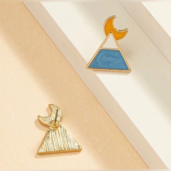 “Crescent Moon Over Mountain Peak” Blue Swirl Enamel Snowcapped Nature Gold Stud - Picture 6 of 6